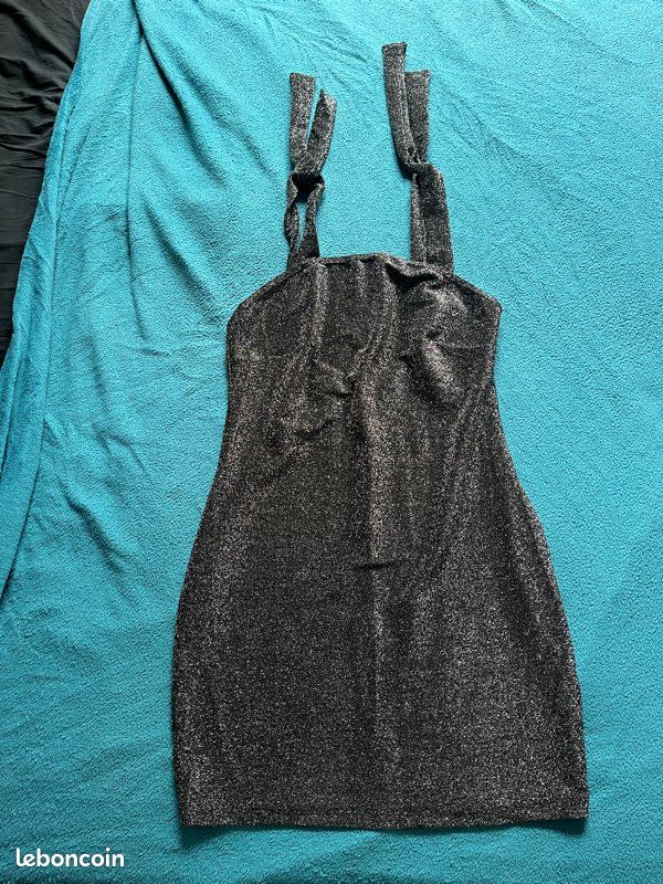 Robe mini noire pailletée – bretelles à nœuds Taille 36/38 Portée une à deux fois. Tissu brillant noir et argent, bretelles larges à nœuds réglables,coupe droite (image 1)