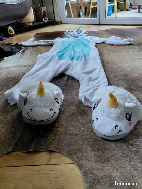 Combinaison licorne et ses pantoufles (image 1)