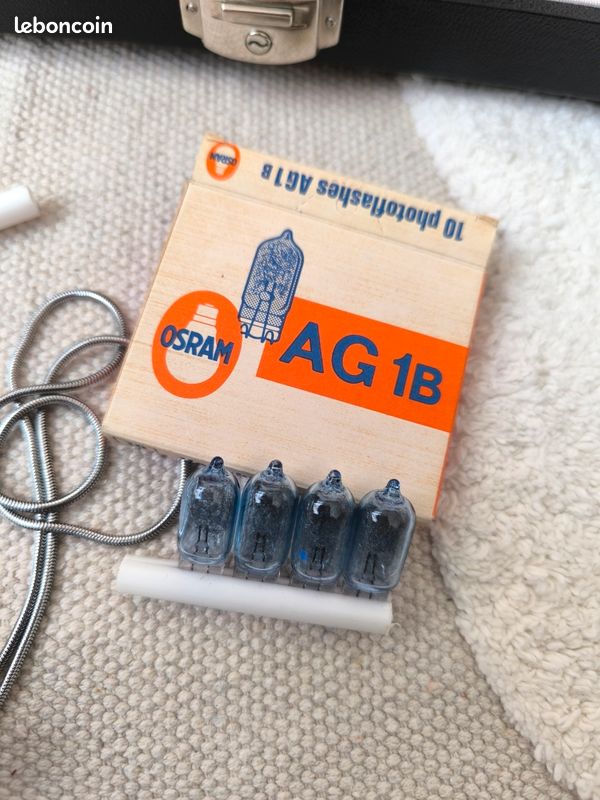 Lot de 4 ampoules flash Osram AG1B
Idéal pour appareils photo vintage ufo
Parfait pour collection, usage rétro ou remplacement.
#ecirdney_collectibles #osram #flash #vintage (image 1)