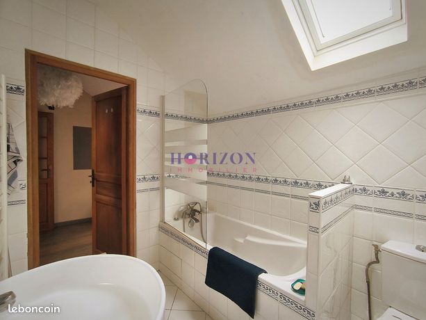 https://img.leboncoin.fr/api/v1/lbcpb1/images/92/1e/74/921e7470caec446ed3d085171bee97b647152629.jpg?rule=ad-image
