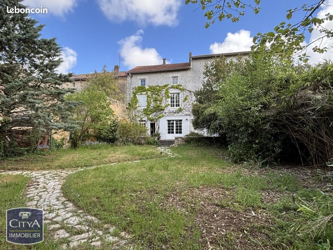 Maison 11 pièces 311 m² · à Vouillé · 311 m² · 315 000 €
