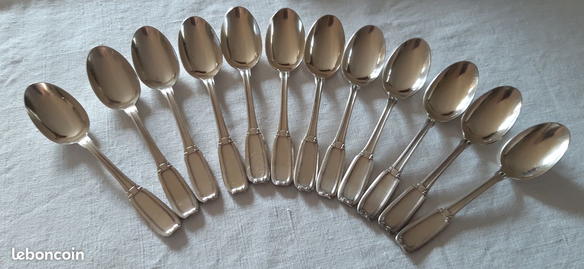 MENAGERE DE 37 PIECES EN METAL BLANC EN COFFRET
