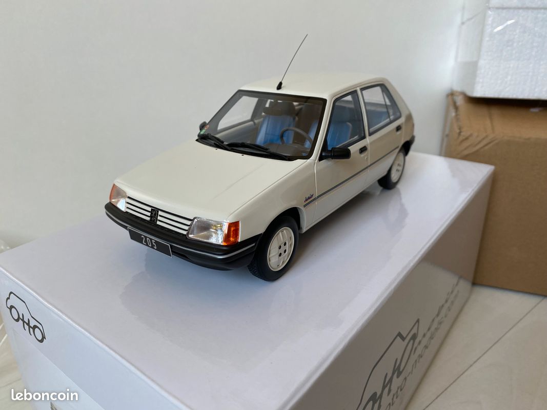 Modèle réduit Peugeot 205 Junior Blanc 1988 1/18 | Otto Mobile