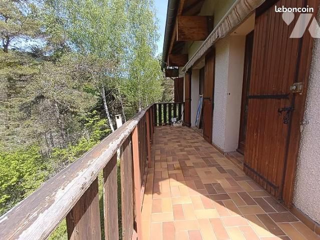 Maison 7 pièces 176 m² · à Montclar · 176 m² · 240 350 €