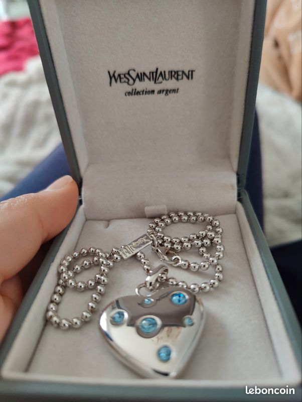 Collier Pendentif Vintage YSL En Métal Argenté – Pièce Promotionnelle Authentique Des Années Passées