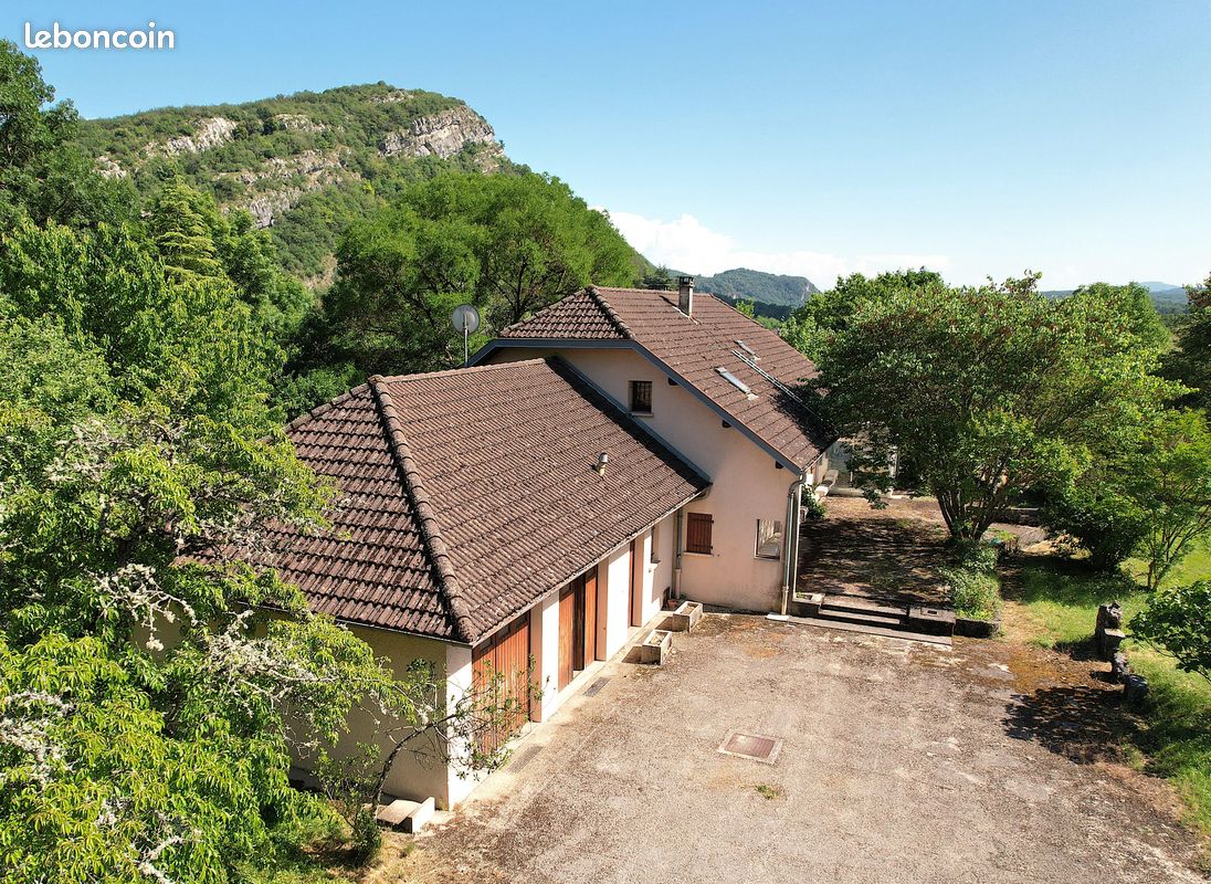 Vente / Virieu-le-Grand / Maison 170m² avec dépendances / 6p / 4ch / Garage double / Terrain 4777m² (image 1)