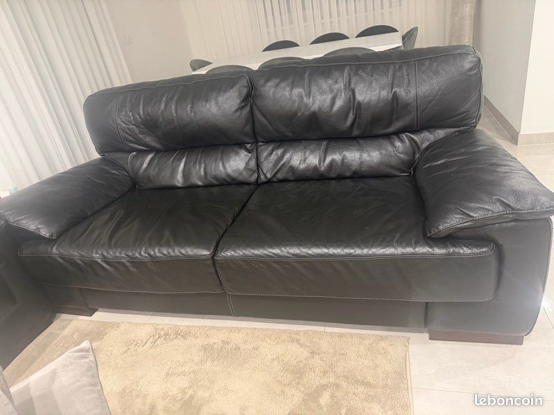 Canapé, trois places en cuir noir longueur 2 m largeur 90 cm. Très bon état (image 2)