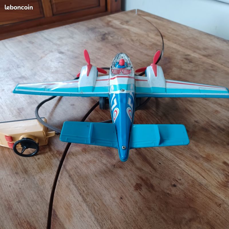 Jouet des Années 70 : avion à friction JOUSTRA en métal - Collection