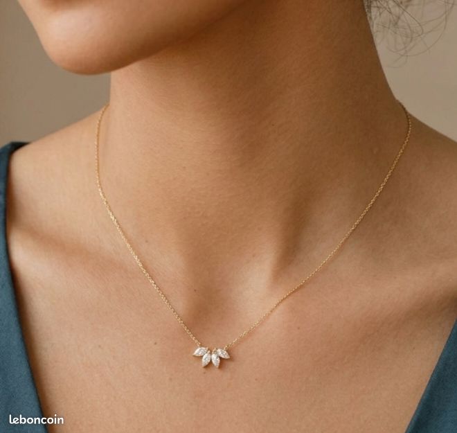 Collier pendentif feuille strass (image 1)