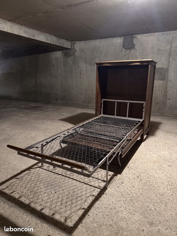 Lit d'appoint, pliant intégré dans un meuble ancien (image 1)