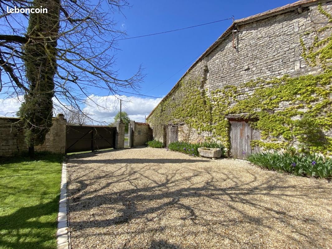 Maison 7 pièces 230 m² - Val-de-Bonnieure 16230 Saint-Angeau (image principale 2)