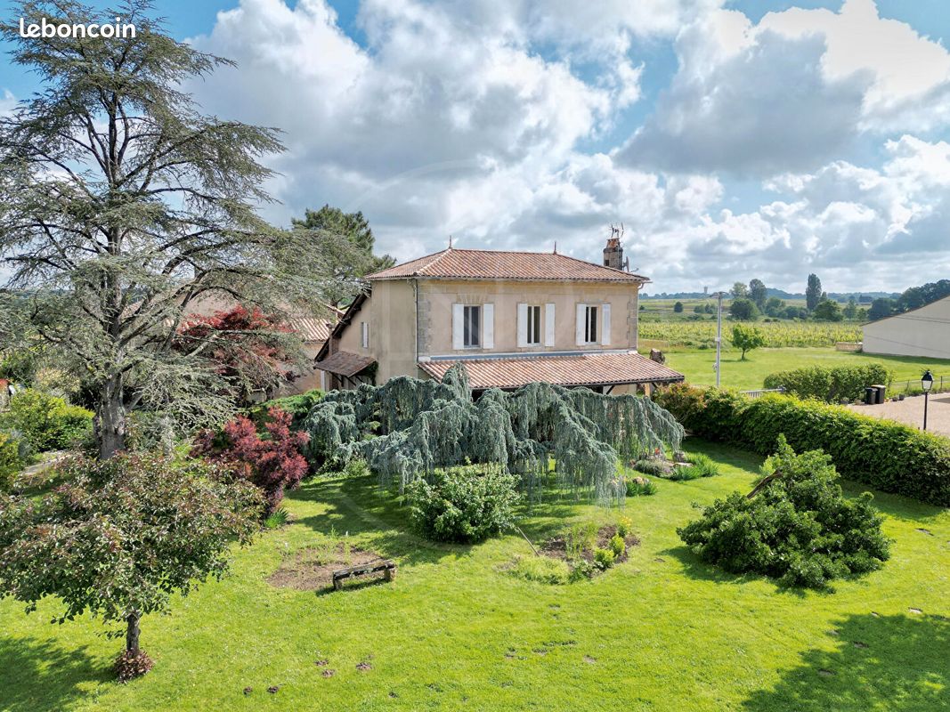 Maison 9 pièces 190 m² · à Lamothe-Montravel · 190 m² · 323 000 €