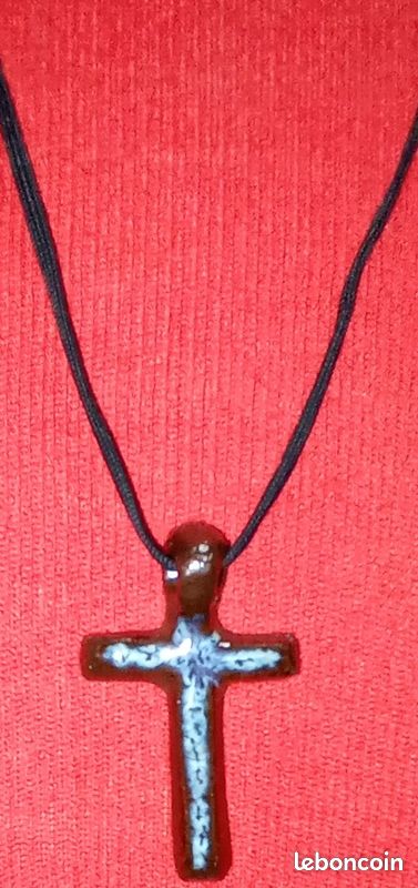 Croix en terre cuite vintage avec son cordon (image 2)