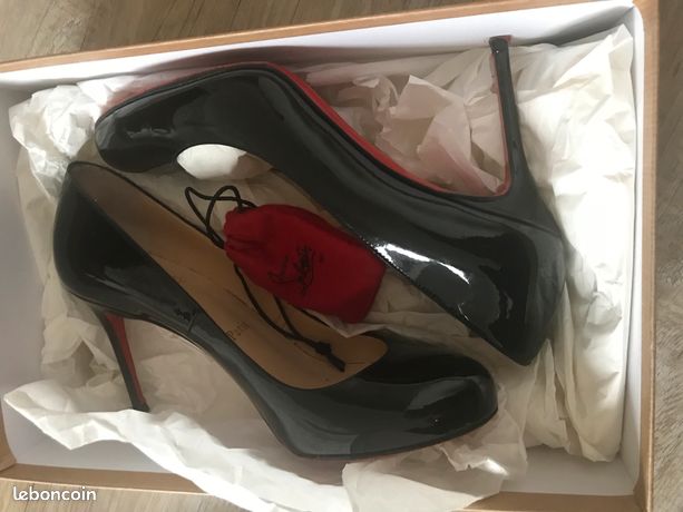 Escarpins Christian Louboutin Noirs - Taille 36/37, Talon Aiguille 8,5cm - Daim Velours - Occasion