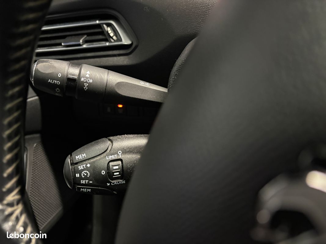 PEUGEOT 308 1.2 130ch ALLURE - Toit panoramique - Suivi complet - Climatisation (image 12)