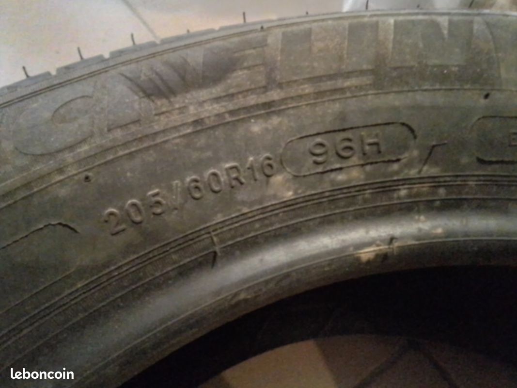 Pneus 205/60R16 (image 2)