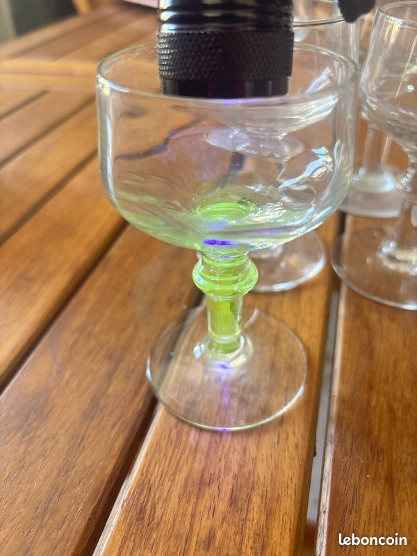 Verres anciens fluorescents sous lampe UV (image 1)