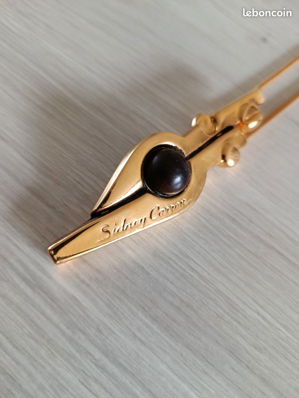 CHRISTIAN DIOR - Sautoir en métal doré, le pendentif siglé CD., Vente CHRISTIAN DIOR - Sautoir en métal doré, le pendentif siglé CD., Vente