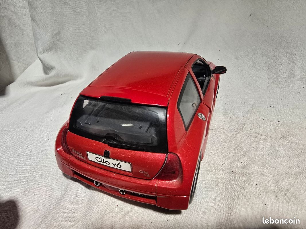 UNIVERSAL HOBBIES 1/43 RENAULT SPORT CLIO TROPHY 218162