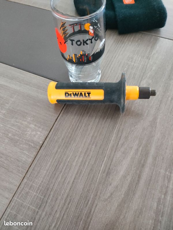Poignée dewalt (image 1)