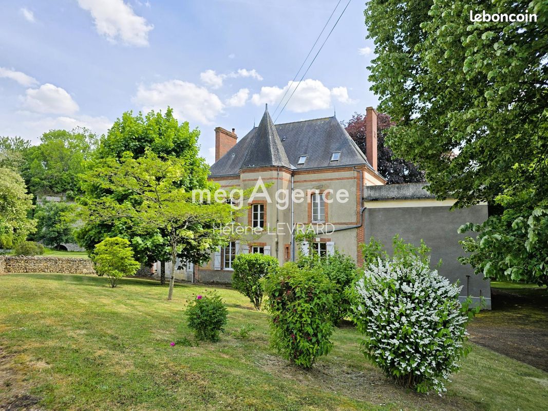 Maison 11 pièces 263 m² · à Évron · 263 m² · 486 000 €