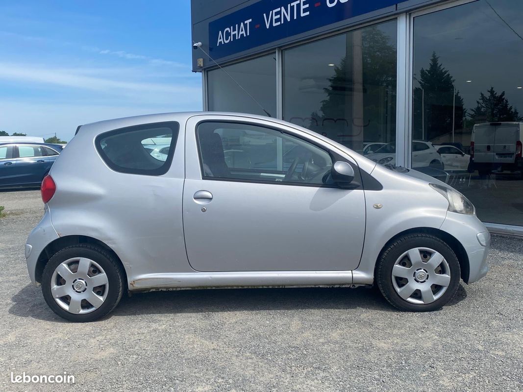 Toyota aygo 1.0 VVTI 68ch / Climatisation / Direction assistée / Compacte et confort (image 17)