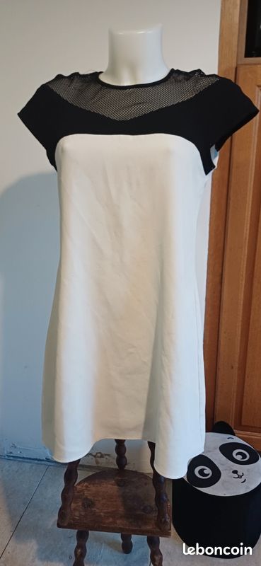 Robe blanche et dentelle noir t34 (image 1)