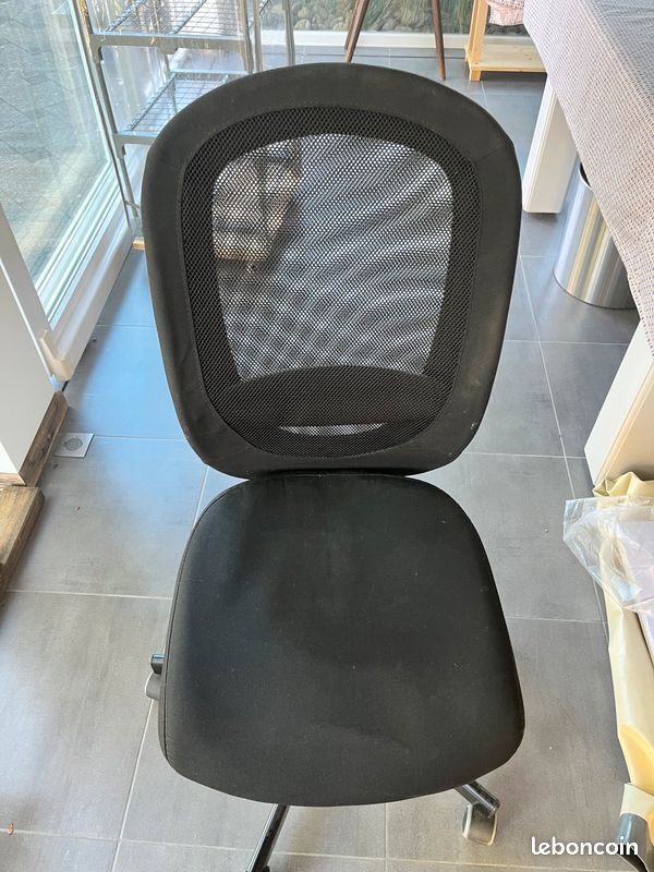 Chaise de bureau confortable – noire – réglable (image 1)