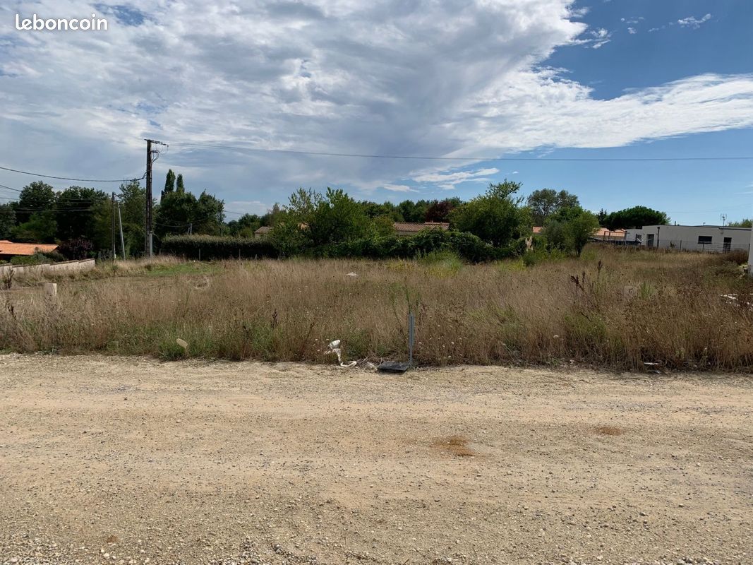 Terrain à bâtir de 400 m2 au prix de 30500 à LA CHAPELLE-DES-POTS (17) · 30 500 €