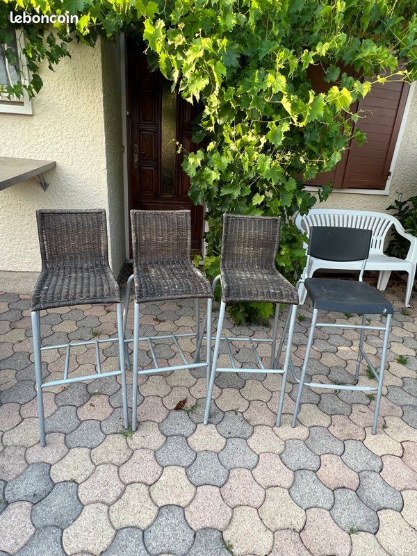 Vends table haute et 4 chaises hautes (image 2)