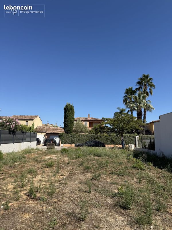 Terrain à bâtir de 400 m² à HYERES (83) · à Hyères · 315 000 €