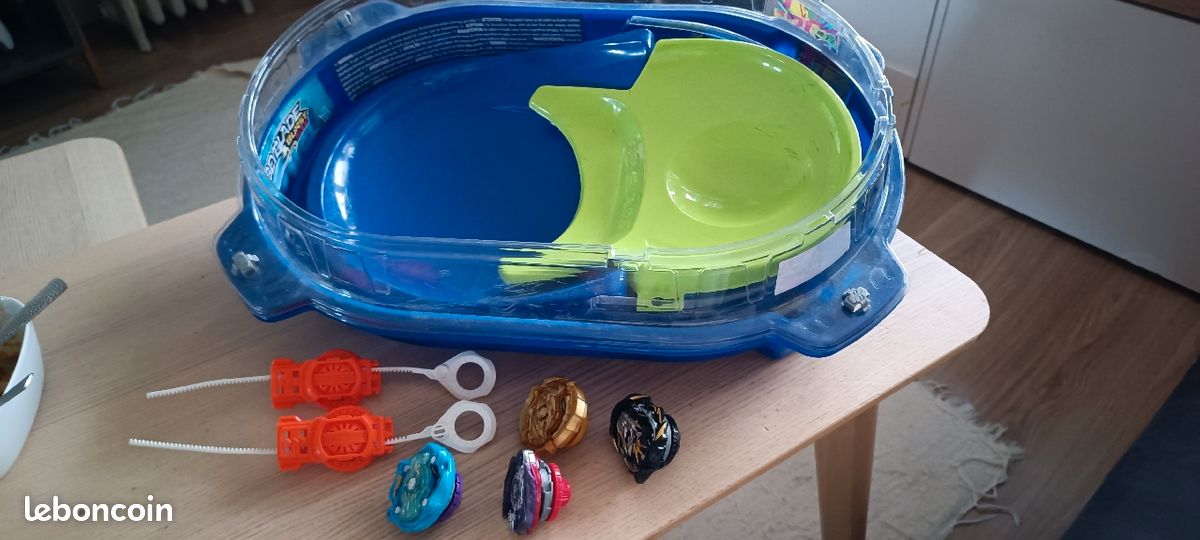 Beyblade Burst avec arène + 4 toupies et 2 lanceurs (image 1)