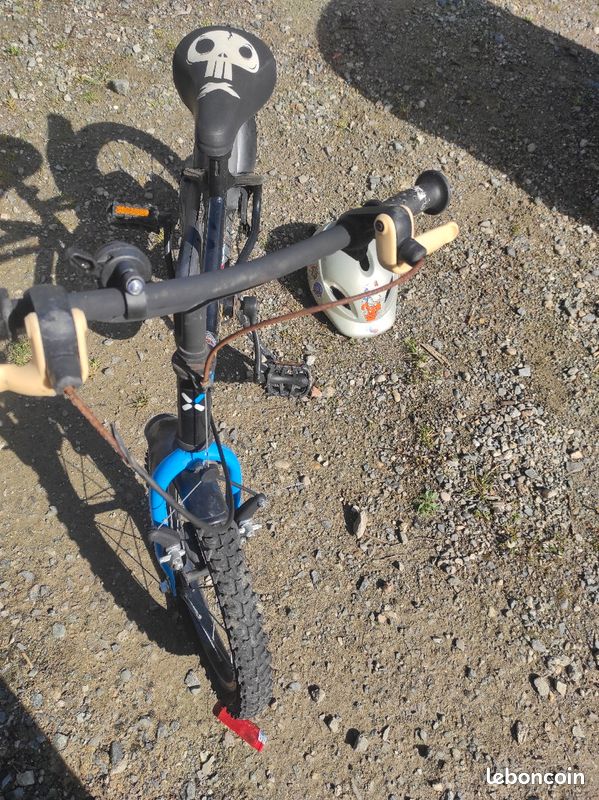 Vélo garçon Decathlon Btwin et casque (image 3)