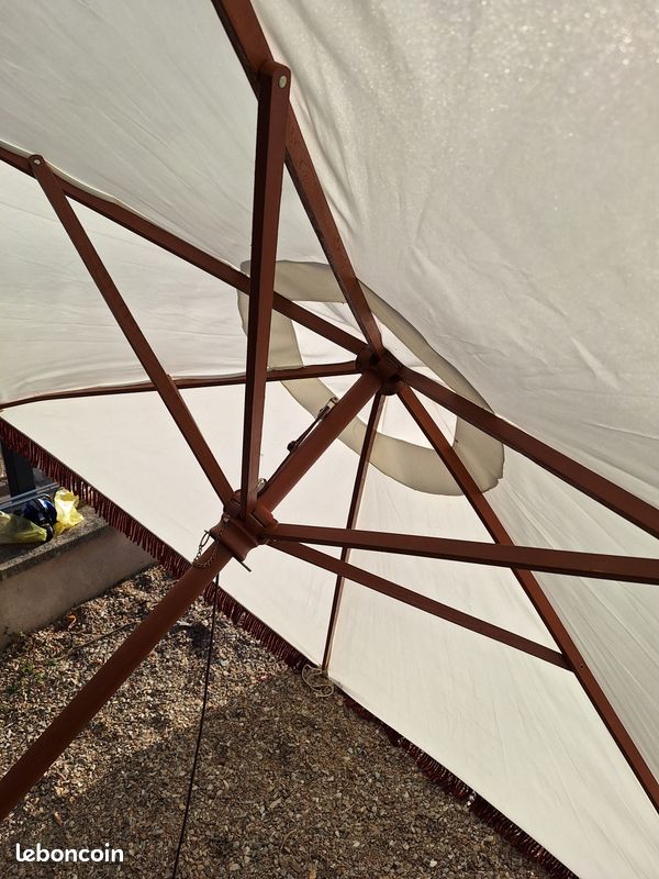 Grand parasol vintage en toile et bois en bon état (image 7)