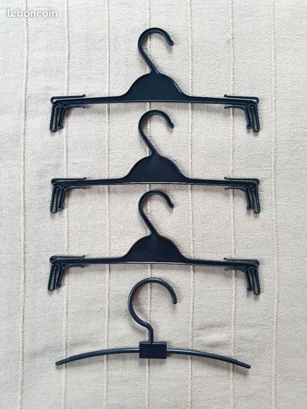 Lot de 4 petits cintres Guess (image 2)