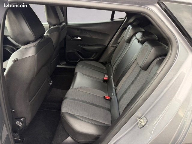 Peugeot 2008 BlueHDi 130CV EAT8 Allure Pack (image 12)