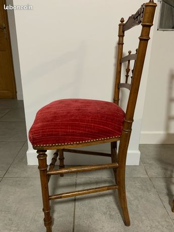 Fauteuil classique en velours rose et pieds en bois tourné noirci