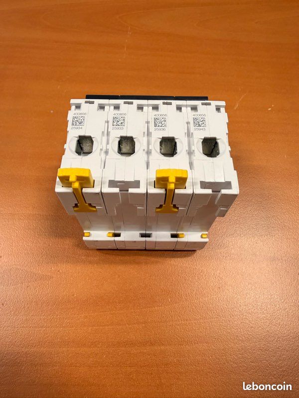 Disjoncteur 4P 10A courbe B (image 3)