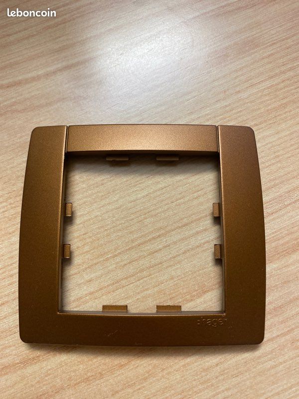 Plaque De Finition Hager Kallysta – 1 Poste, Peinture Métal Auburn, WK481, Occasion