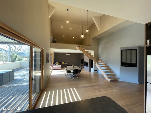 Maison 6 pièces 192 m² · à Saint-Laurent-du-Pape · 192 m² · 490 000 €