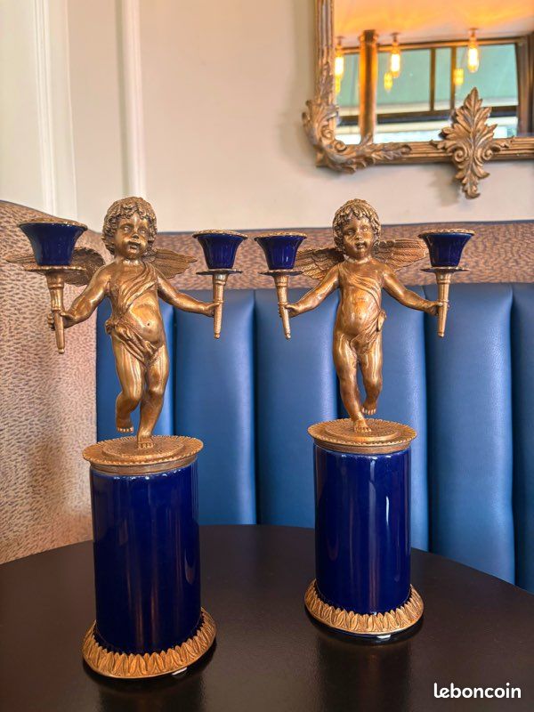 Paire de bougeoirs anciens aux chérubins ailés - Bronze et porcelaine bleu cobalt (image 1)