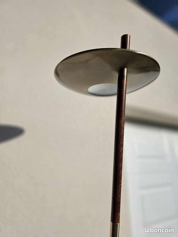 Lampadaire design métal & bois – Élégance moderne (image 1)