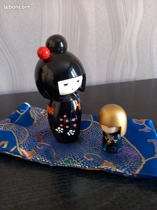 Poupée japonaise - Kokeshi de marque Kimmidoll modèle Sachie associée