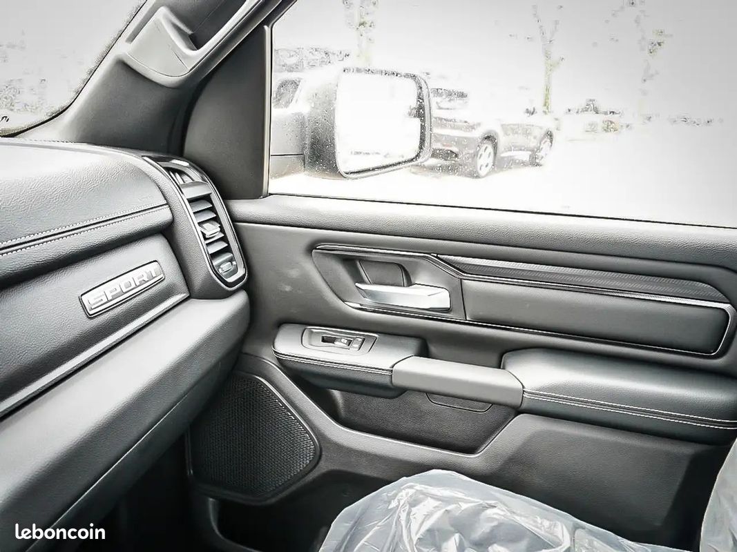 Dodge RAM 1500 Sport 5.7 HEMI V8 4x4 – Toit Pano – Forged Blue – NEUF 2026 - TVA (image 18)