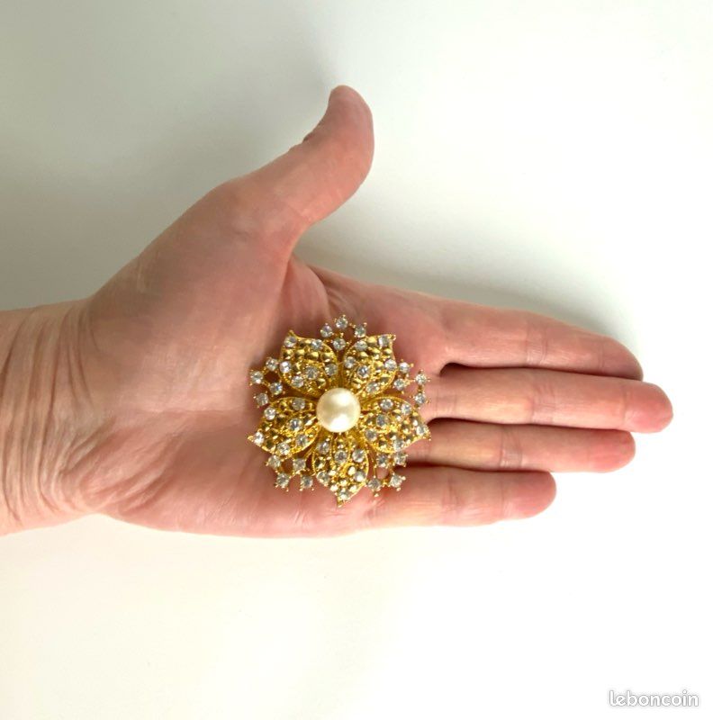 Broche Vintage Feuille Striée Avec Perle Blanche - Couleur Or - État Impeccable