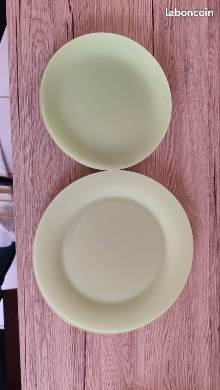Assiettes arcopal vertes (image 1)