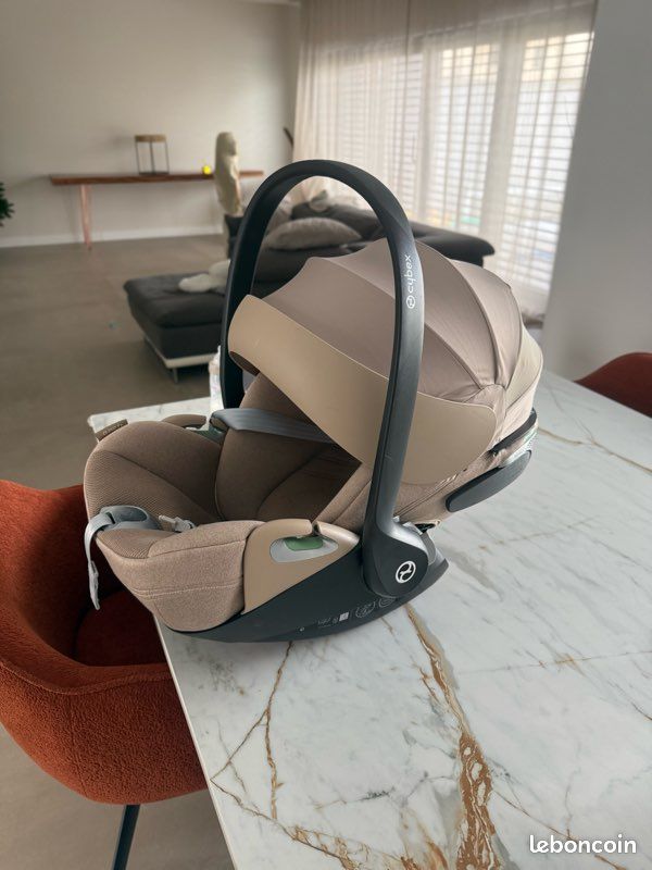 Lot cybex , nacelle et cosy poussette châssis et isofix et protection pluie (image 1)