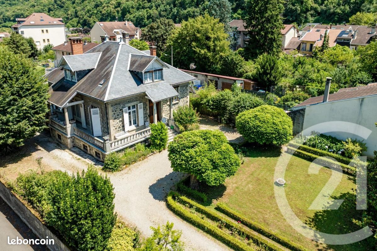 Maison 9 pièces 230 m² · à Domène · 230 m² · 840 000 €