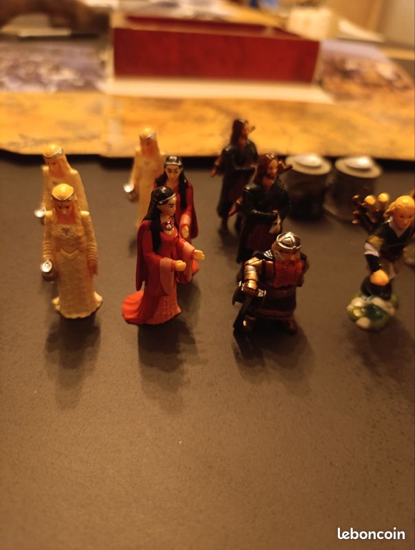 Vends lot Le Seigneur des anneaux comprenant 24 figurines et accessoires
- la boite avec ses décors en très bon état
- les boites contenants les figurines
- 2 fèves
- 2 images magics (image 2)