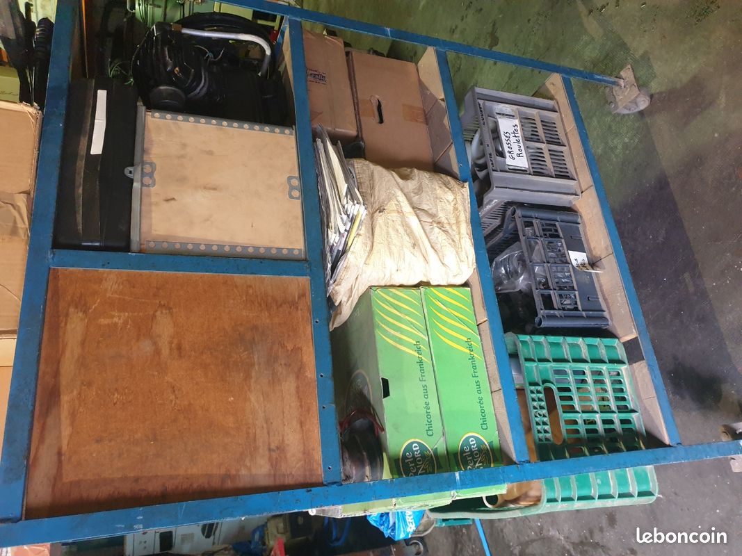 Vend illot etagere d'atelier 1m×1m h1,5m sur roulettes (image 2)